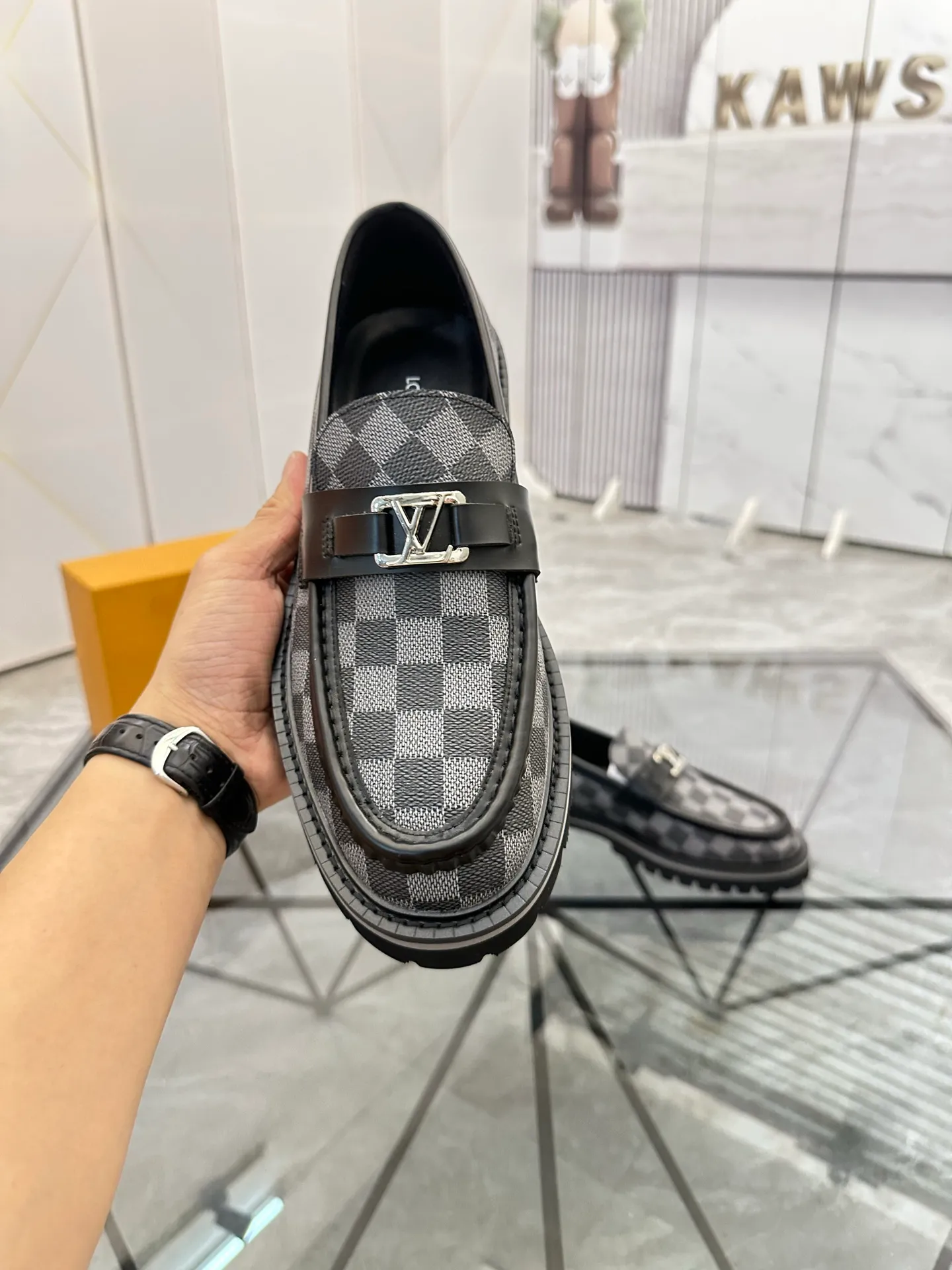 Selling men's shoes 💰: 💰P460¥ Product trademark: LV* "Louis Vuitton*" leather shoes Regular size: 40-45 (can be customized to 46) Product materials: imported cowhide upper, sheepskin lining, original outsole. Number: 558